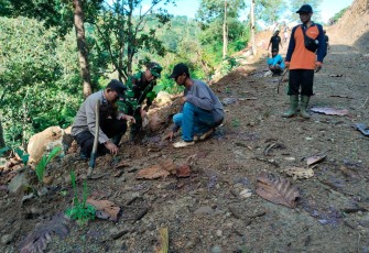 Babinsa Kare bersama Warga saat Tanam Pohon di Dusun Seweru, Desa Kare, Kecamatan Kare, Kabupaten Madiun.