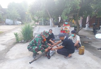 Babinsa Kodim Ponorogo saat Bantu Warga Penyemprotan Fogging
