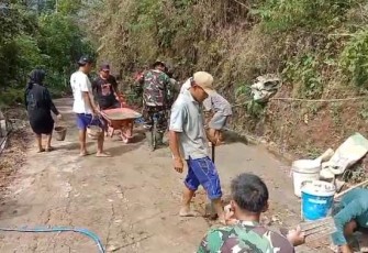 Babinsa Koramil 0801/07 Ngadirojo Karya Bakti Rabat Jalan Beton
