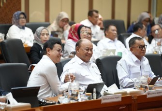 Kepala Badan Gizi Nasional (BGN), Dadan Hindayana dalam Rapat Dengar Pendapat (RDP) bersama Badan Pengawas Obat dan Makanan (BPOM) di Komisi IX DPR RI, Jakarta, Senin (15/9).