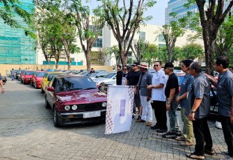 Bamsoet saat melepas rolling thunder BMWCCI Classic Register di Jakarta, Sabtu (9825).