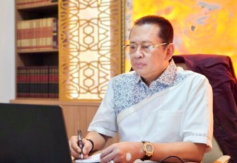 Bamsoet saat menjadi narasumber Webinar 'Senjata, Regulasi dan Celah Penyalahgunaannya yang diselenggarakan Fakultas Ilmu Sosial dan Ilmu Politik Universitas Indonesia (LPPSP-FISIP UI) di Jakarta, Jumat (31/1/25).
