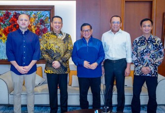 Ketua Umum Ikatan Motor Indonesia Bambang Soesatyo bertemu Gubernur DKI Jakarta Terpilih Pramono Anung di kediaman pribadi di Jakarta, Selasa (18/2/2025)