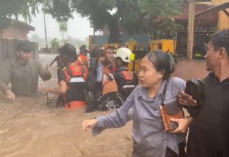 Puluhan warga saat dievakuasi ke tempat aman