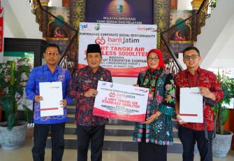 Bank Jatim saat Serahkan CSR Dua Unit Tangki Air Ke Pemkab Sampang secara simbolis.