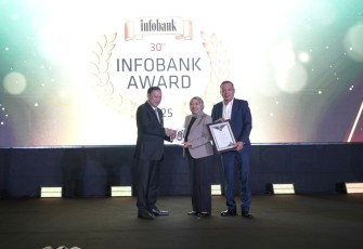 Penghargaan diserahkan oleh Chairman Infobank Media Group Eko B. Supriyanto dan diterima langsung oleh Direktur Kepatuhan Bank Jatim Umi Rodiyah pada hari Jumat (29/8).