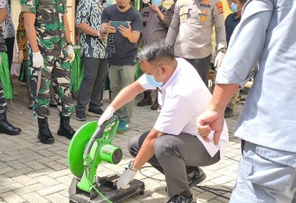 Kalapas Kelas IIB Bitung saat melakukan pemusnahan barang bukti