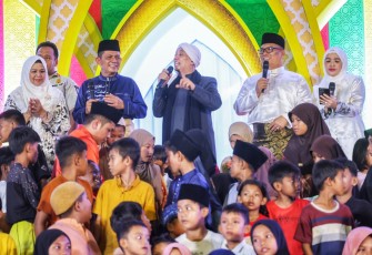 Penampilan Opick bersama Gubernur Ansar Ahmad dan Wagub Nyanyang mengakhiri perhelatan Penutupan STQH XI Kepri 