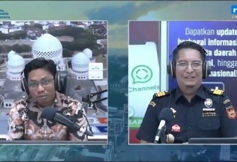 Vicky Fadian, Kepala Seksi Kepatuhan Internal dan Penyuluhan Bea Cukai Lhokseumawe dalam talkshow edukatif yang berlangsung di Studio RRI Lhokseumawe.