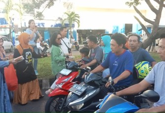 Ketua TP PKK Kota Bitung Ellen Sondakh saat Berbagi Ta'jil Kepada masyarakat muslim yang melintas di jalan pusat kota Bitung