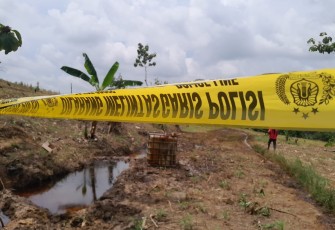 Garis polisi dipasang di sekitar lokasi semburan sumur tua Kedinding 10.