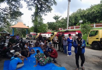 Ratusan penambang minyak sumur tua Ledok turun ke pertigaan jalan yang tidak jauh dari lokasi Distrik Ledok Pertamina EP Field Cepu Zona 11