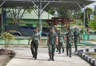 Komandan Korem (Danrem) 121/Abw Brigjen TNI Purnomosidi, S.I.P., M.A.P., M.Han., melakukan kunjungan kerja ke satuan Balak Aju jajaran Korem 121/Abw, Sintang, Kalimantan Barat, Kamis (06/03/2025)
