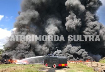 Brimob Polda Sultra saat padamkan api. Foto (Brimob Polda Sultra)