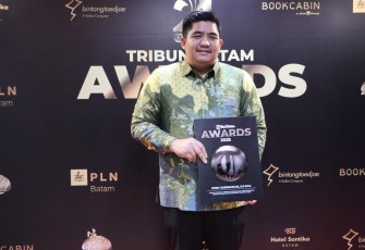 Bupati Bintan Roby Kurniawan Terima Penghargaan Tribun Batam Awards 2025