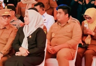 Bupati Bintan Roby Kurniawan yang turut hadir dalam kegiatan meluncurkan program pemanfaatan sisa bijih bauksit di Provinsi Kepulauan Riau