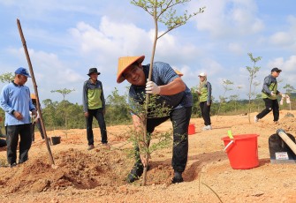 Bupati Bintan Roby Kurniawan saat tanam pohon di kawasan Embung Daerah Aliran Sungai (DAS) Kawal, Toapaya Utara, Selasa (22/07).