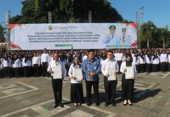 Bupati Blora Arief Rohman saat melantik 1.048 PPPK dan 197 CPNS di lingkungan Pemerintah Kabupaten Blora.