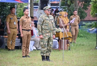 Bupati Rober Christanto memimpin apel penyerahan SK Pengangkatan CPNS Karanganyar di Lapangan Desa Bangsri, Karangpandan, Senin (2652025) siang.