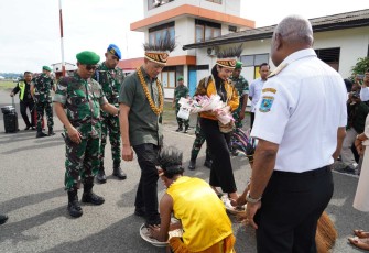Pangdam XVIII/Kasuari Mayjen TNI Christian Kurnianto Tehuteru beserta ibu disambut tradisi adat injak piring, Rabu (10/9)