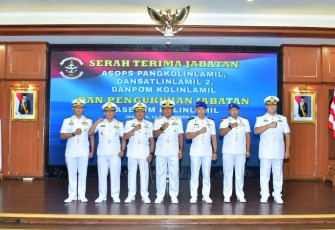 Pangkolinlamil Laksda TNI Rudhi Aviantara foto bersama usai sertijab