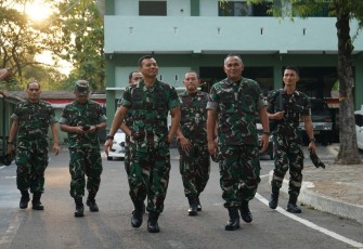 Danrem 081/DSJ Kolonel Arm Untoro Hariyanto saat mendampingi kunjungan Kasdam V Brawijaya Brigjen TNI Zainul Bahar di Makorem, Jum'at (12/9)