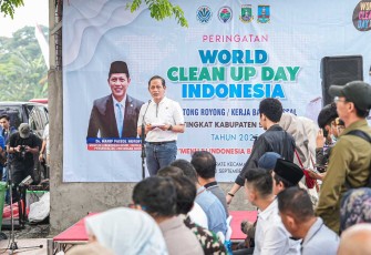 Menteri LH Hanif Faisol Nurofiq saat memberikan keterangan di lokasi TPS Limo Depok