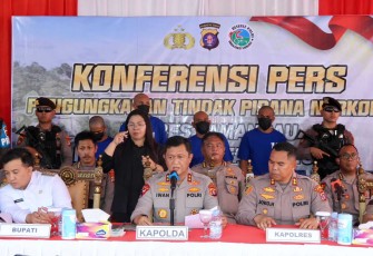 Kapolda Kalteng Irjen Pol Iwan Kurniawan saat memberikan keterangan pers, Minggu (21/9)