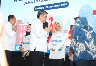 Menaker Yassierli bersama pekerja logistik di Bandung 