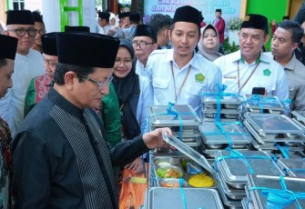 Menag Nasaruddin Umar saat mengunjungi Ponpes Mambaul Maarif Denanyar Jombang, Senin (22/9)