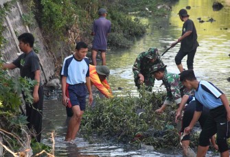 Pembersihan sungai Maling di Kelurahan Tawangrejo, Kota Madiun, Selasa (23/9)