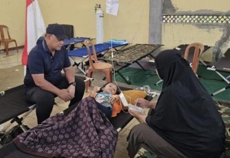 Kepala BGN Dadan Hindayana saat menjenguk korban diduga keracunan makanan program MBG di SPPG Cipongkor, Kabupaten Bandung Barat, Selasa (23/9)