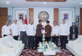Mendes PDT Yandri Susanto menerima WTP dari BPK di Jakarta, Rabu (24/9)