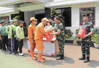 Kapusinfomar TNI Laksamana Pertama TNI Robert Marpaung memberikan bingkisan baksos di Jakarta, Rabu (24/9)