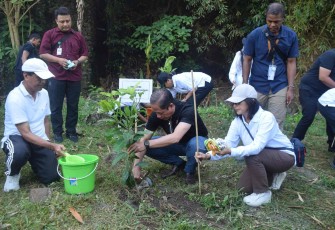 Menteri LH Hanif Faisol Nurofiq saat tanam pohon di Denpasar, Bali, Jum'at (26/9)