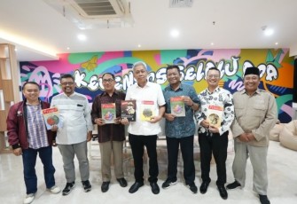 Wamensos Agus Jabo Priyono saat foto bersama dengan Walikota Palopo dan LP3ES di Jakarta, Jum'at (26/9)
