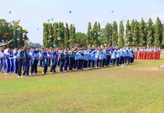 Rekor MURI menerbangkan pesawat kertas secara serentak di Lanud Adisutjipto, Yogyakarta, Sabtu (27/9)