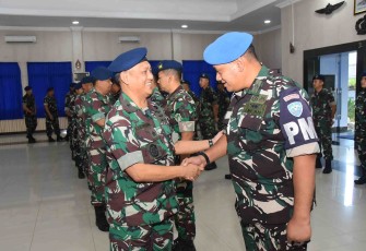 Kapok Sahli Koharmatau Marsma TNI Ade Budianaemberikan ucapan selamat kenaikan pangkat, Rabu (1/10)