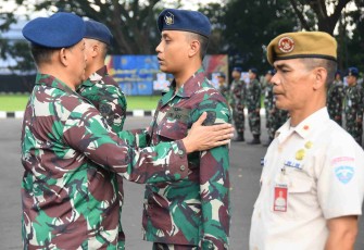 Kapok Sahli Koharmatau Marsma TNI Ade Budiana mengenakan kenaikan pangkat prajuritnya, Rabu (1/10)