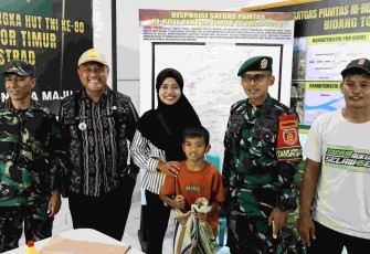 Dansatgas Yonarmed 12 Kostrad Letkol Arm Dr Erlan Wijatmoko foto bersama khitanan massal, Kamis (2/10)