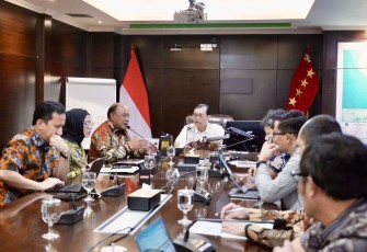 Kepala Badan Gizi Nasional (BGN), Dadan Hindayana didampingi Kepala Biro Hukum dan Humas BGN, Khairul Hidayati saat berkunjung kepada Ketua Dewan Ekonomi Nasional (DEN), Luhut Binsar Pandjaitan, dalam rangka koordinasi data, sebagai bagian dari upaya memperkuat sinergi antar-lembaga dalam mendukung Program Makan Bergizi Gratis (MBG) di kantor DEN di Jakarta, Jumat, 3 Oktober 2025.