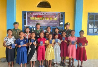 Satgas Yonarhanud 2 Kostrad foto bersama usai bagikan alkitab
