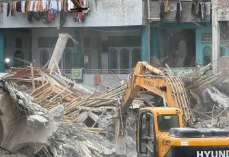 Sejumlah alat berat telah dikerahkan untuk membantu proses evakuasi material puing bangunan insiden ambruk nya musala Pondok Pesantren (Ponpes) Al Khoziny, Sidoarjo, Jawa Timur,  Minggu (5/10).