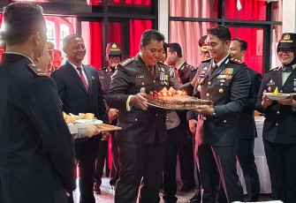 Dandim 0805/Ngawi Letkol Arh Setu Wibowo merima surprise Kapolres Ngawi