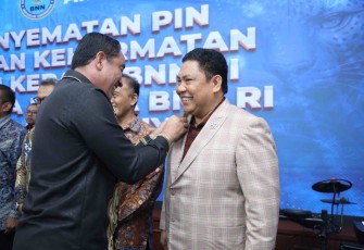 Kepala BNN RI Komjen Pol Suyudi Ario Seto menyematkan pin kehormatan 