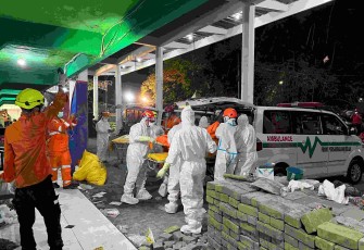 Tim SAR gabungan memasukkan kantong berisi jenazah korban runtuhnya musala Pondok Pesantren Al Khoziny, Buduran, Kabupaten Sidoarjo, Jawa Timur, Minggu (5/10). Jenazah tersebut dibawa ke RS Bhayangkara, Surabaya, untuk diidentifikasi oleh tim DVI Polda Jawa Timur