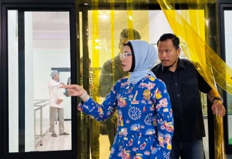 Kepala Biro Hukum dan Humas BGN, Khairul Hidayati saat meresmikan unit dapur Makan Bergizi Gratis (MBG) di Kota Depok, tepatnya di Kelurahan Pasir Putih, Sawangan pada Sabtu (11/10).