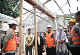 Mendikdasmen Abdul Mu'ti saat meninjau revitalisasi SMP Negeri 16 Makassar 