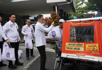 Karutan I Medan Andi Surya memberikan bansos untuk tukang becak, Selasa (14/10)
