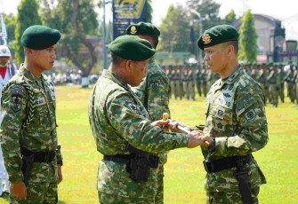 Pangdivif 2 Kostrad Mayjen TNI Susilo menyerahkan tongkat komando 